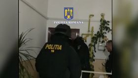 Zeci de români s-au trezit datori la bancă fără să știe! Polițiștii au făcut percheziții în mai multe județe